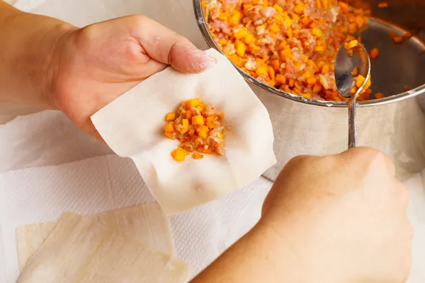 Verpackung chinesischer Knödel — Stockfoto