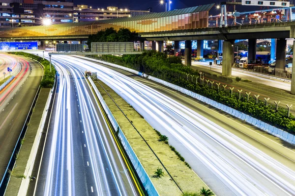 Tráfego ocupado na estrada à noite — Fotografia de Stock