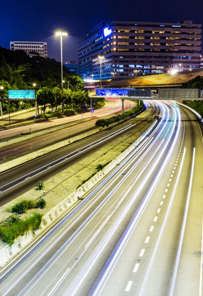 Trafikerar leden på motorväg på natten — Stockfoto