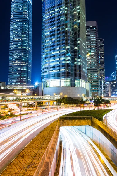 Hong Kong ciudad tráfico ocupado por la noche — Foto de Stock