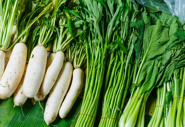 Produtos hortícolas para venda no mercado alimentar — Fotografia de Stock