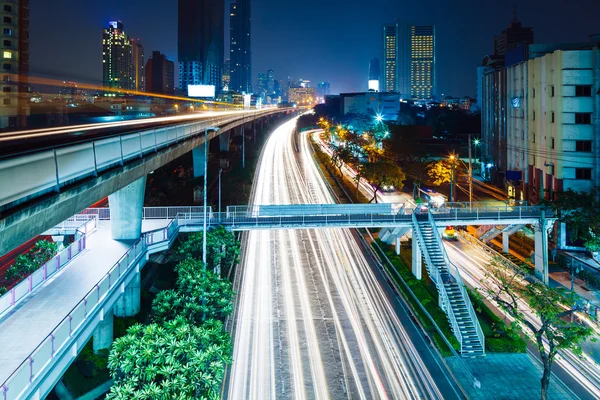 Bangkok city med trafik trail — Stockfoto