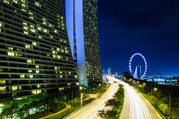 Horizonte singapurense por la noche — Foto de Stock