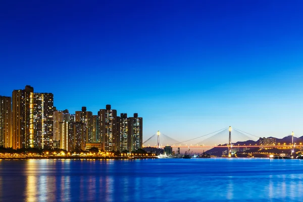 Edificio residencial en Hong Kong por la noche — Foto de Stock