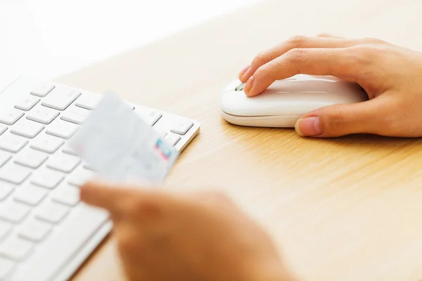 Online shopping with credit card and keyboard — Stock Photo, Image
