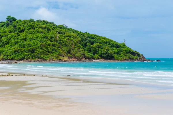 Tropischer Strand und kleine Insel — Stockfoto