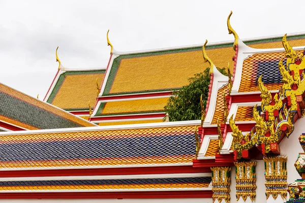 Templet taket kakel mönster i thailand — Stockfoto