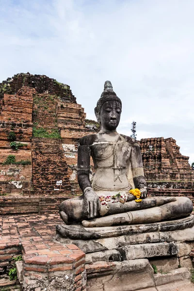 Estátua de buddha antiga na Tailândia — Fotografia de Stock