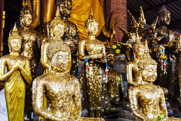 Buddha staty med guldfolie i templet — Stockfoto