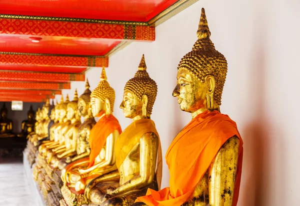 Gyllene buddha i templet — Stockfoto