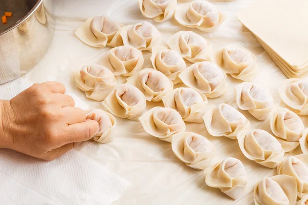 Realizzazione di gnocchi tradizionali cinesi — Foto Stock