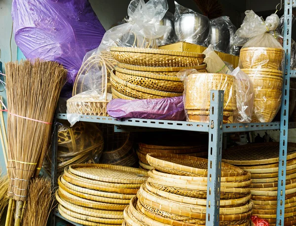 El yapımı bambu sepet satmak için — Stok fotoğraf