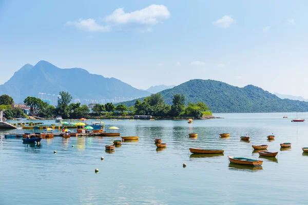 Prachtige zeekust en boot — Stockfoto