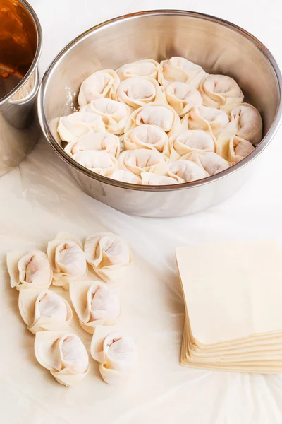 Hemlagad dumpling och råvaror — Stockfoto