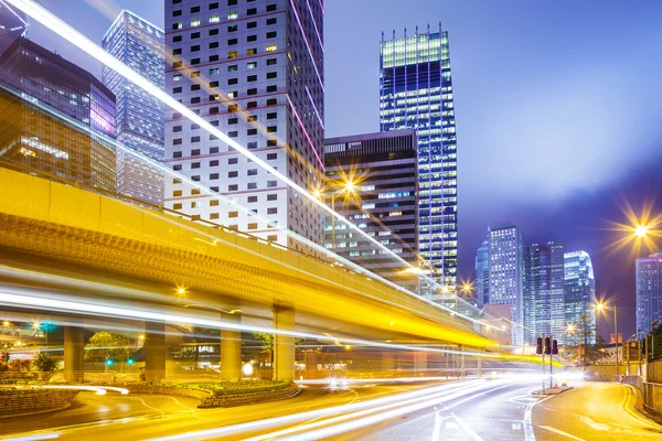 Traffico intenso in città di notte — Foto Stock