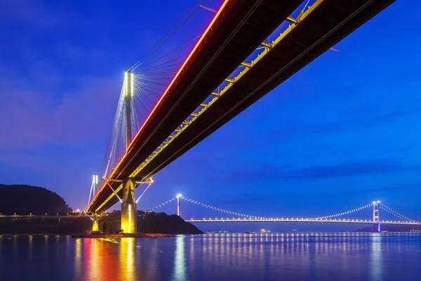 Ponte de suspensão em Hong Kong à noite — Fotografia de Stock