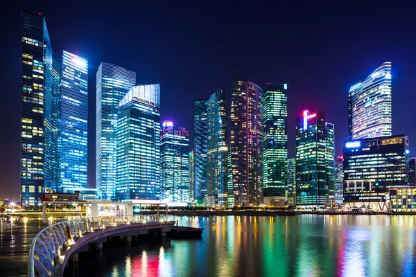 Ciudad de Singapur skyline por la noche — Foto de Stock