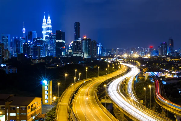 Kuala lumpur stad bij nacht — Stockfoto
