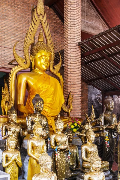 Folha dourada na estátua de buddha no templo — Fotografia de Stock