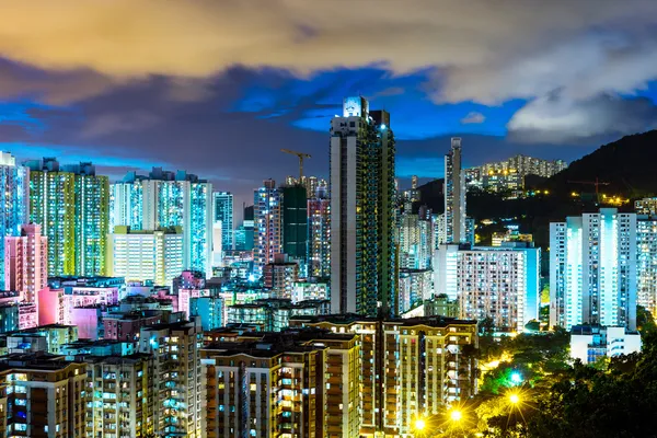 Городской пейзаж в Гонконге ночью — стоковое фото