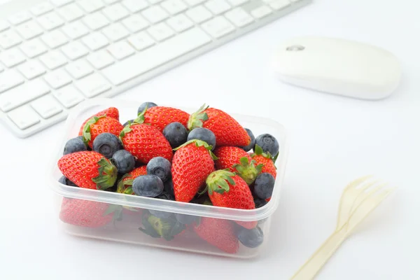 Caja de almuerzo saludable en el escritorio —  Fotos de Stock
