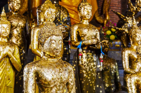 Feuille d'or sur statue de bouddha — Photo