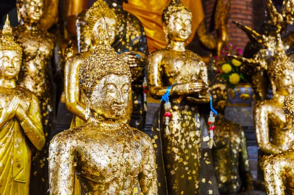 Folha dourada na estátua de buddha — Fotografia de Stock