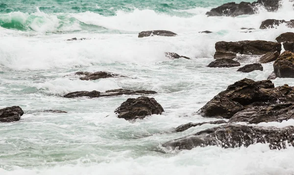 Mořské vlny na pobřeží — Stock fotografie