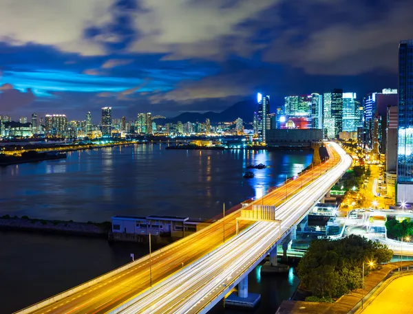夜に高速道路と香港シティ — ストック写真