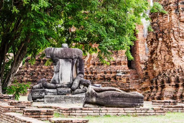 Gebroken Boeddha in ayuttaya, thailand — Stockfoto