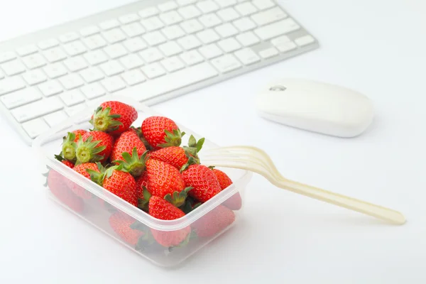 Caja de almuerzo saludable en el escritorio — Foto de Stock