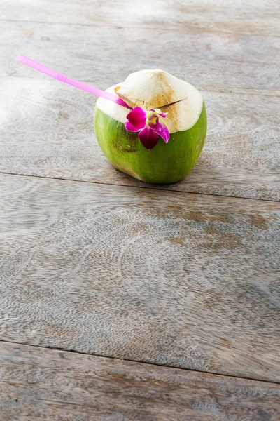 Kokosnoot drankje op de tabel — Stockfoto