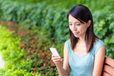 Asyalı kadın telefonu açık, kullanma