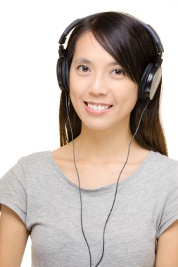 Asyalı kadın müzik dinlemek