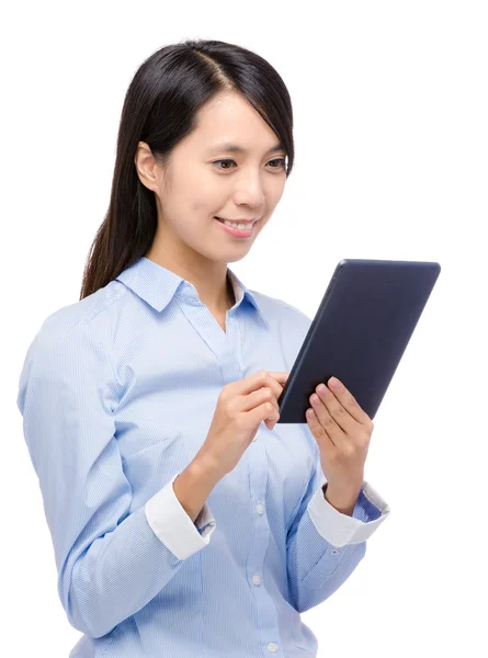 Asyalı kadın dijital tablet kullanma — Stok fotoğraf