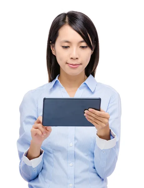 Азиатка читает на цифровом планшете — стоковое фото