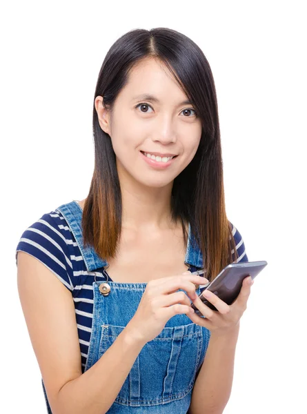 Mujer asiática usando smartphone — Foto de Stock