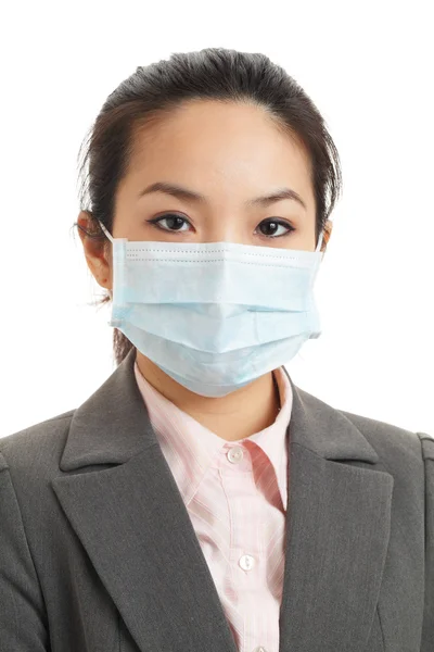 Wanita bisnis Asia dengan masker wajah — Stok Foto