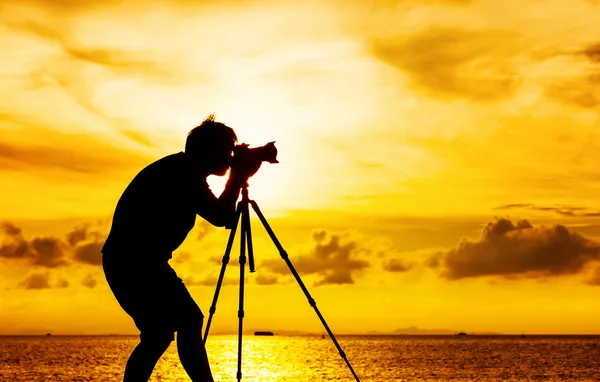 Silhouette eines Fotografen mit Tripot bei Sonnenuntergang — Stockfoto