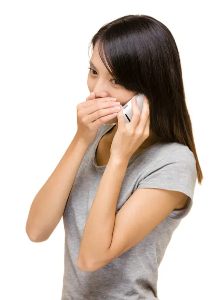 Asiatisk kvinne som snakker hemmelig på telefonen – stockfoto