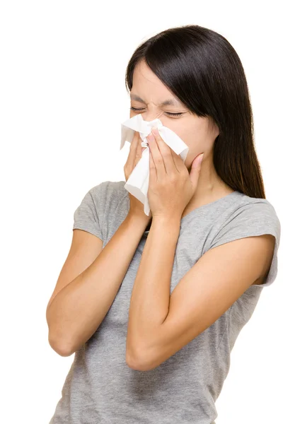 Mujer asiática nariz alérgica — Foto de Stock
