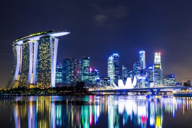 Singapur şehrinin gökyüzü geceleri
