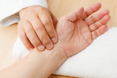Çinli doktor teşhis hastanın nabzı