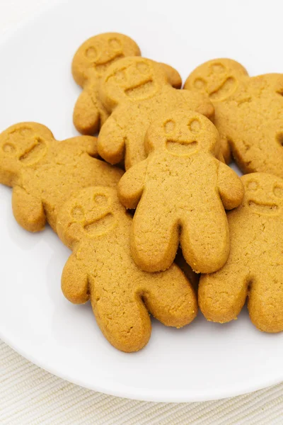 Pepparkakor cookies på tallrik — Stockfoto