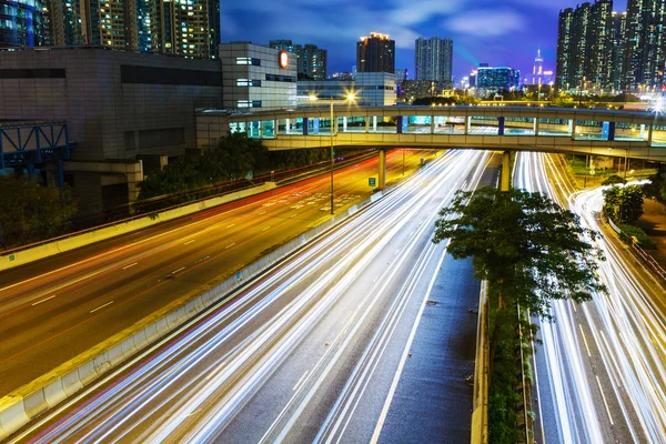 Tráfico ocupado por la noche — Foto de Stock