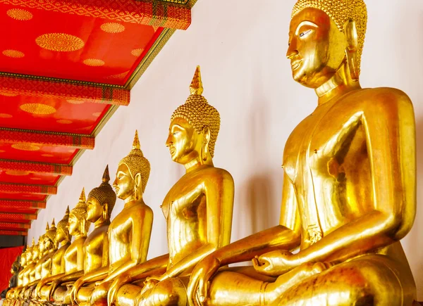 Gouden Boeddha in tempel — Stockfoto
