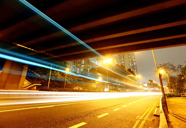 Tunnel met verkeer trail — Stockfoto