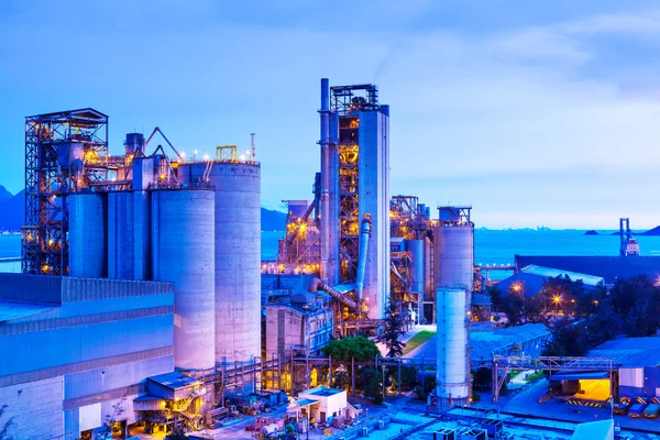 Planta industrial por la noche — Foto de Stock