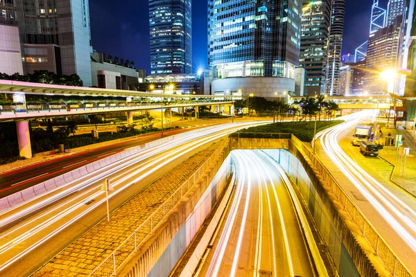 Hong kong stad drukke verkeer nachts — Stockfoto
