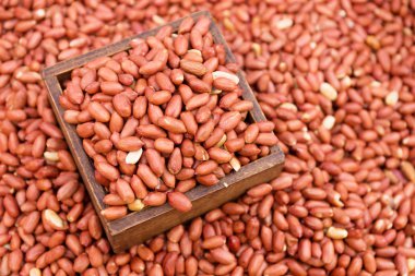 ahşap konteyner ile fıstık çekirdekleri